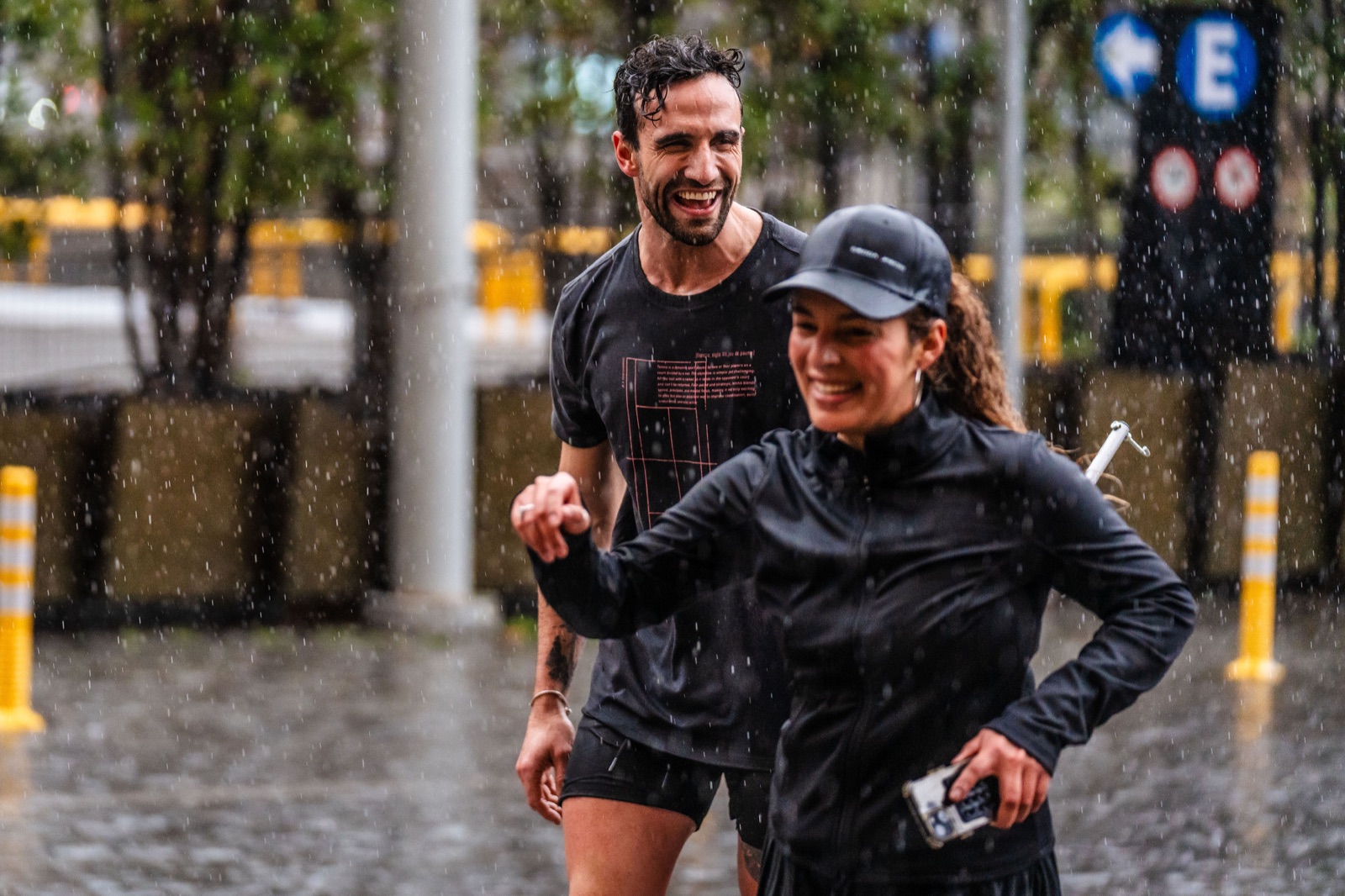 Participantes Limitless corriendo juntos bajo la lluvia